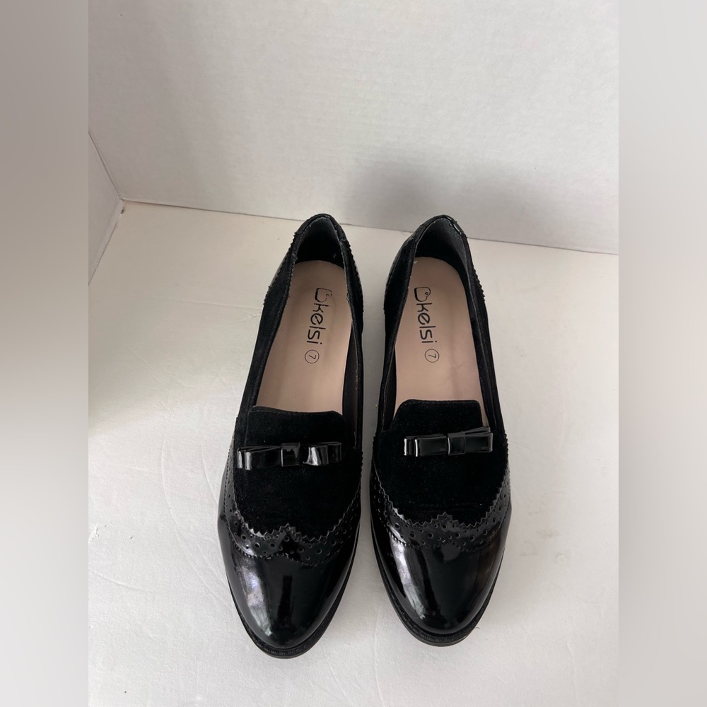 Chic Black Loafers with Bow Detail